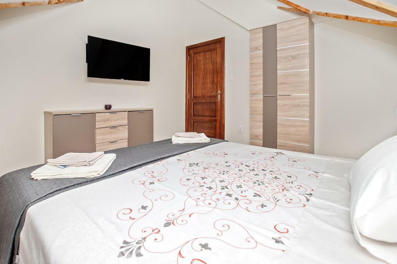Apartments Isja Tivat Bagian luar foto